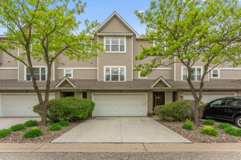 Townhouse For Sale - 29 River Bend Place<br/> Chaska, MN 55318