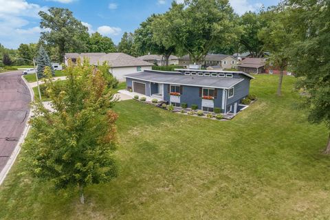 Homes For Sale - 223 Oak Knoll Court<br/> Faribault County, Blue Earth, MN 56013