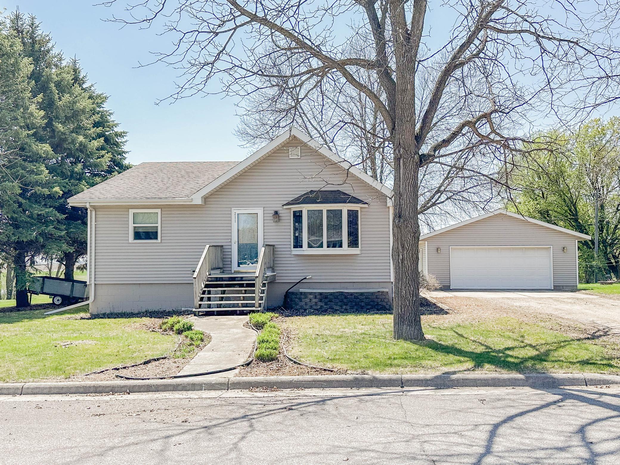 211 Dogwood Avenue, Bird Island, Minnesota image 2