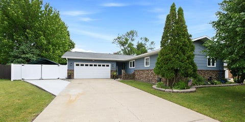 Homes For Sale - 2419 27th Avenue<br/> Fargo, ND 58103