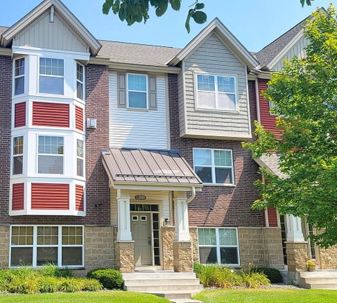 Townhouse For Rent - 11939 Emery Village Drive<br/> Hennepin County, Champlin, MN 55316