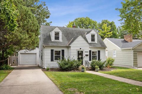 Homes For Sale - 1534 10th Street<br/> Fargo, ND 58103