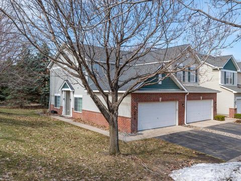 Townhouse For Sale - 8010 Stratford Circle<br/> Scott County, Shakopee, MN 55379