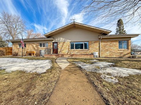 Homes For Sale - 979 S Prairie Avenue<br/> Fairmont, MN 56031