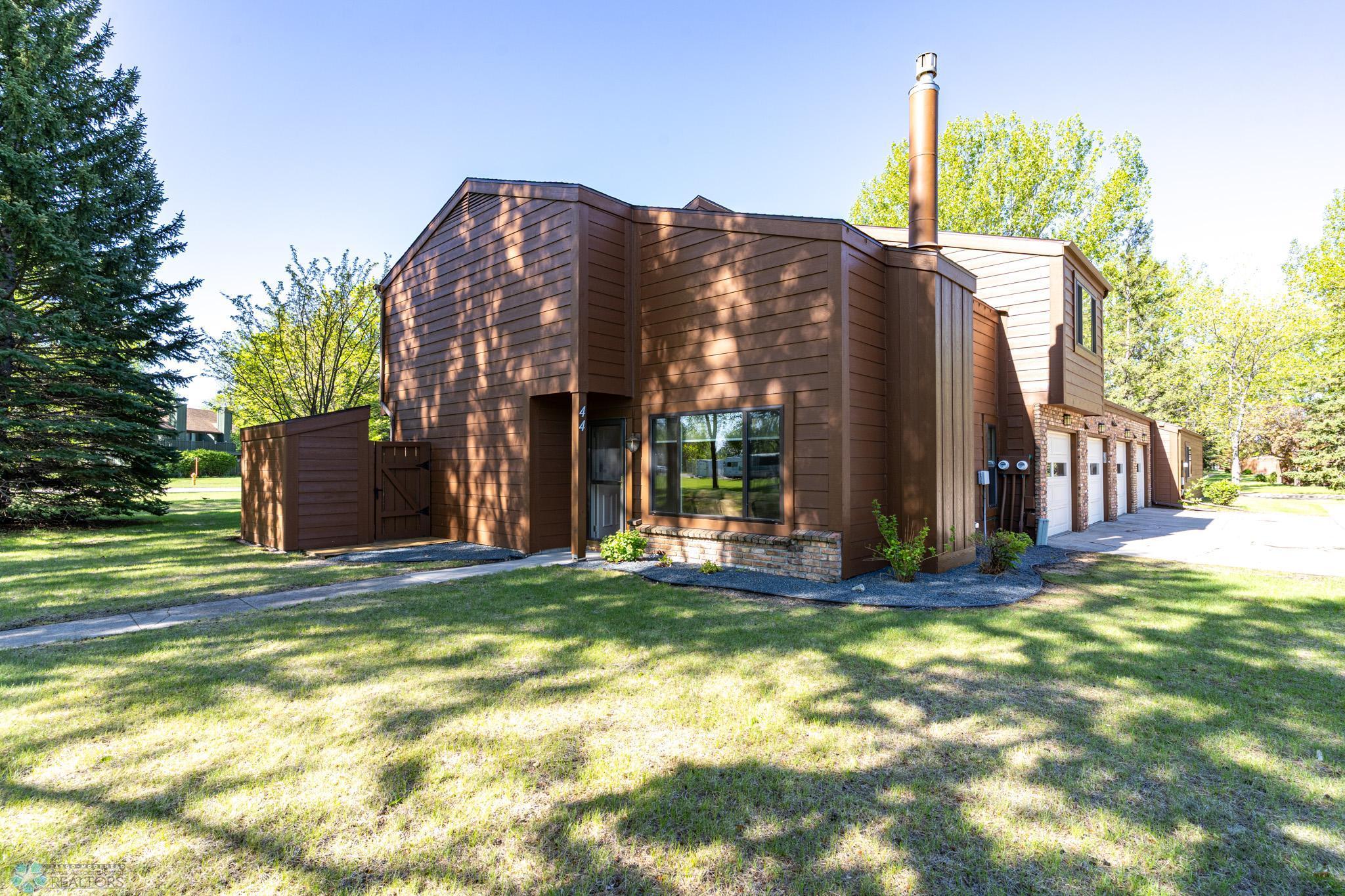 Grand Forks, North Dakota 58201, United States, 2 Bedrooms Bedrooms, ,2 BathroomsBathrooms,Residential,Pending,136382