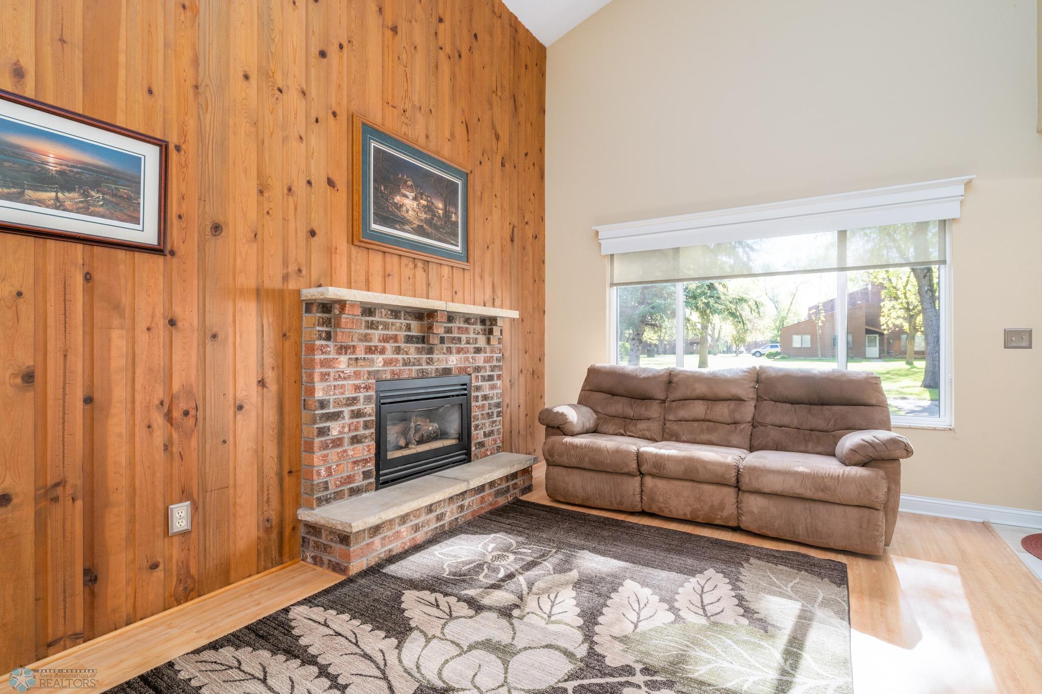 Grand Forks, North Dakota 58201, United States, 2 Bedrooms Bedrooms, ,2 BathroomsBathrooms,Residential,Pending,136382