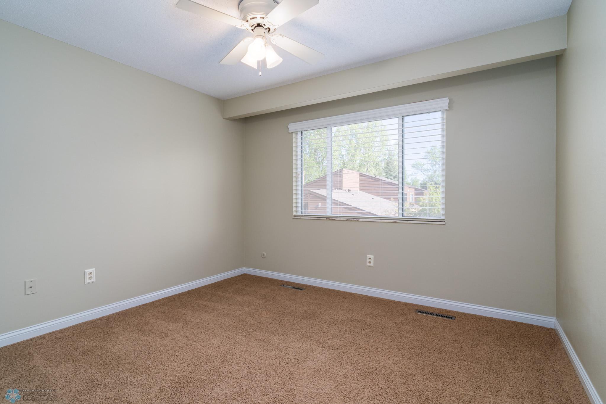 Grand Forks, North Dakota 58201, United States, 2 Bedrooms Bedrooms, ,2 BathroomsBathrooms,Residential,Pending,136382