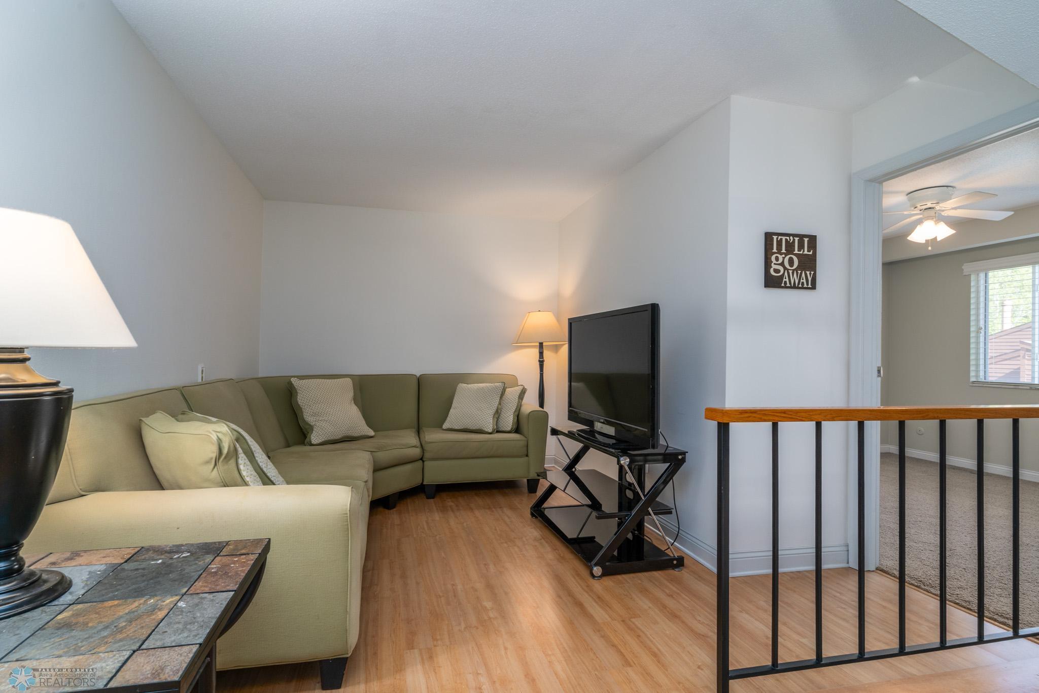 Grand Forks, North Dakota 58201, United States, 2 Bedrooms Bedrooms, ,2 BathroomsBathrooms,Residential,Pending,136382