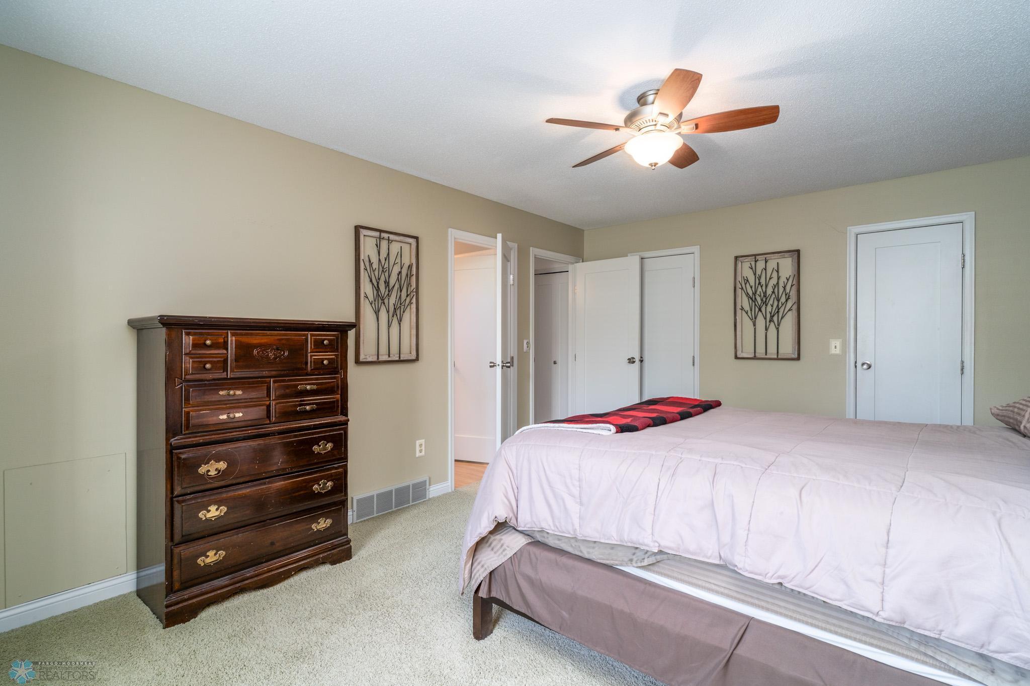 Grand Forks, North Dakota 58201, United States, 2 Bedrooms Bedrooms, ,2 BathroomsBathrooms,Residential,Pending,136382