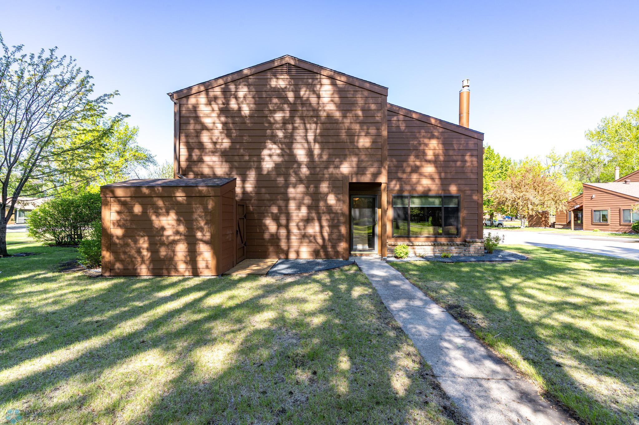 Grand Forks, North Dakota 58201, United States, 2 Bedrooms Bedrooms, ,2 BathroomsBathrooms,Residential,Pending,136382