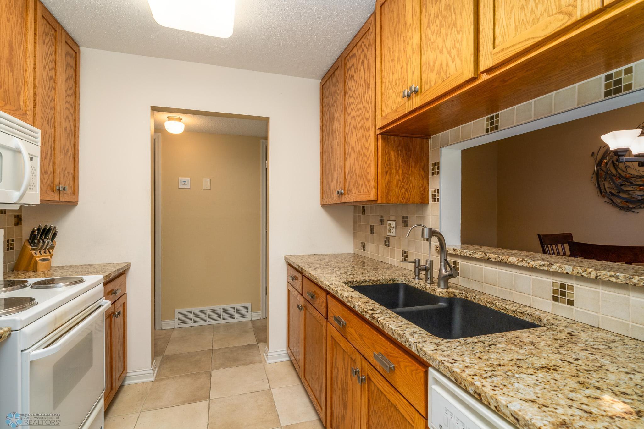 Grand Forks, North Dakota 58201, United States, 2 Bedrooms Bedrooms, ,2 BathroomsBathrooms,Residential,Pending,136382