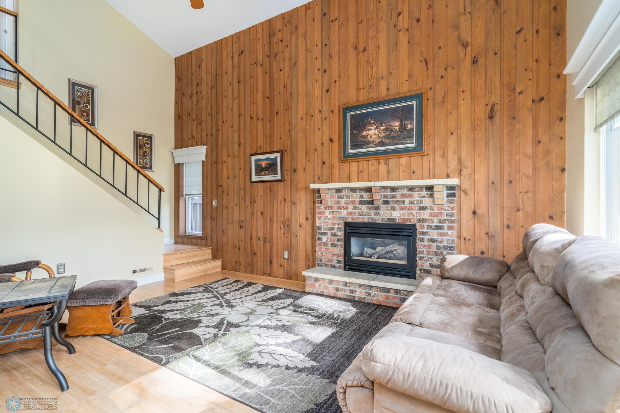 Grand Forks, North Dakota 58201, United States, 2 Bedrooms Bedrooms, ,2 BathroomsBathrooms,Residential,Pending,136382