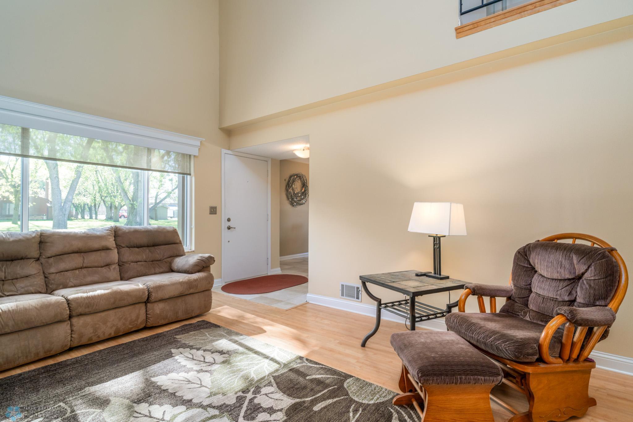 Grand Forks, North Dakota 58201, United States, 2 Bedrooms Bedrooms, ,2 BathroomsBathrooms,Residential,Pending,136382