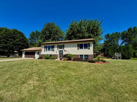 Homes For Sale - 501 Hawthorne Drive<br/> Lyon County, Marshall, MN 56258