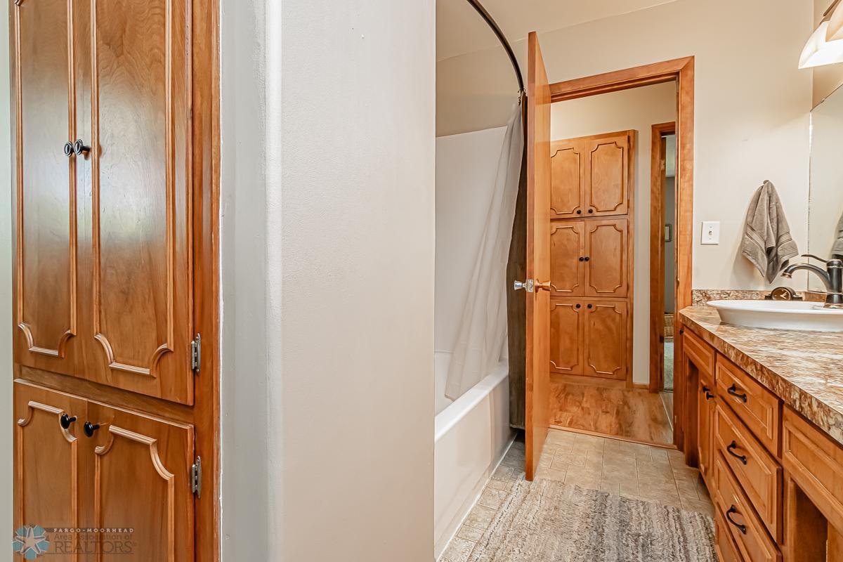 Moorhead, Minnesota 56560, United States, 3 Bedrooms Bedrooms, ,2 BathroomsBathrooms,Residential,Pending,55101