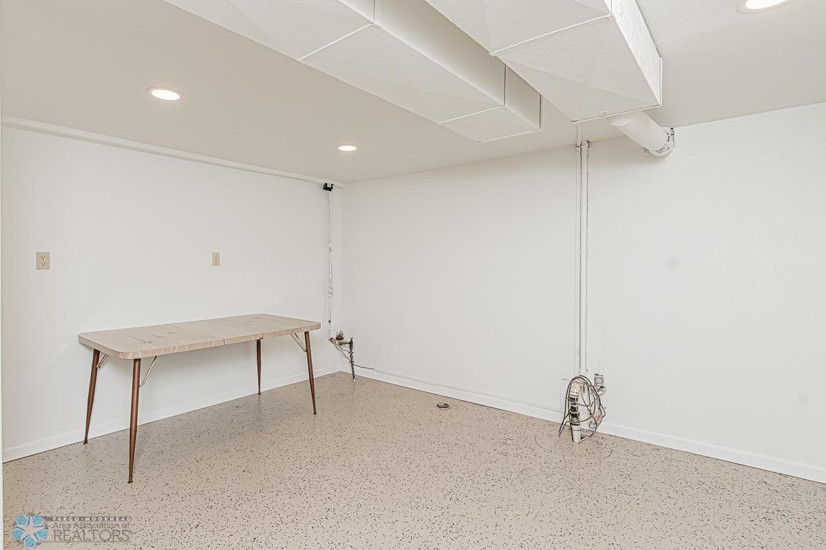 Moorhead, Minnesota 56560, United States, 3 Bedrooms Bedrooms, ,2 BathroomsBathrooms,Residential,Pending,55101