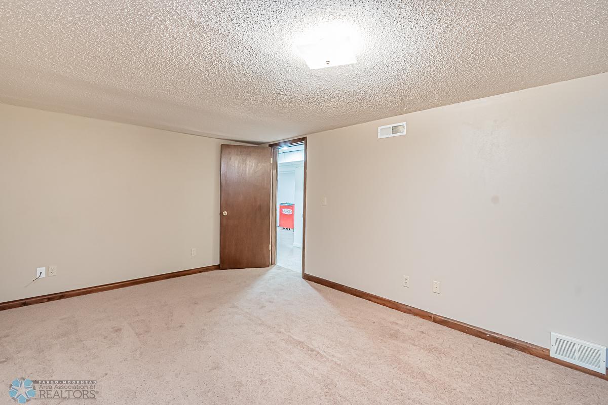 Moorhead, Minnesota 56560, United States, 3 Bedrooms Bedrooms, ,2 BathroomsBathrooms,Residential,Pending,55101