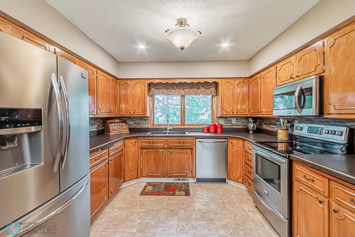 Moorhead, Minnesota 56560, United States, 3 Bedrooms Bedrooms, ,2 BathroomsBathrooms,Residential,Pending,55101