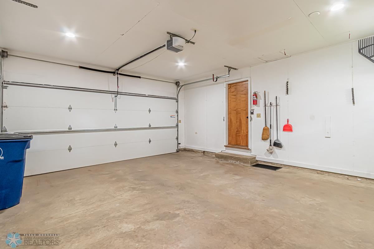 Moorhead, Minnesota 56560, United States, 3 Bedrooms Bedrooms, ,2 BathroomsBathrooms,Residential,Pending,55101