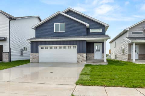 Homes For Sale - 2623 38 Avenue<br/> Moorhead, MN 56560