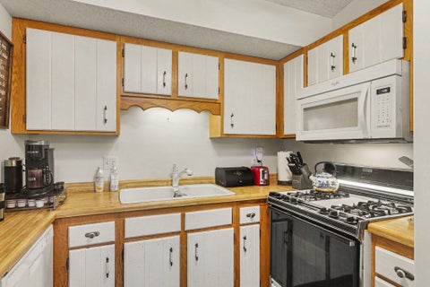 Townhouse For Sale - 5626 N Innsbruck Court<br/> Anoka County, Minneapolis, MN 55432