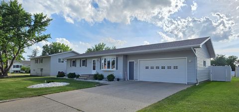 Homes For Sale - 923 7th Avenue<br/> Valley City, ND 58072