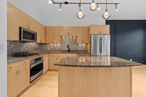 Condo For Sale - 215 10th Avenue<br/> Minneapolis, MN 55415
