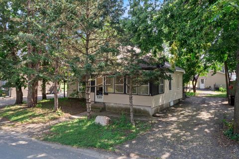 Homes For Sale - 720 Bluff Avenue<br/> Shakopee, MN 55379