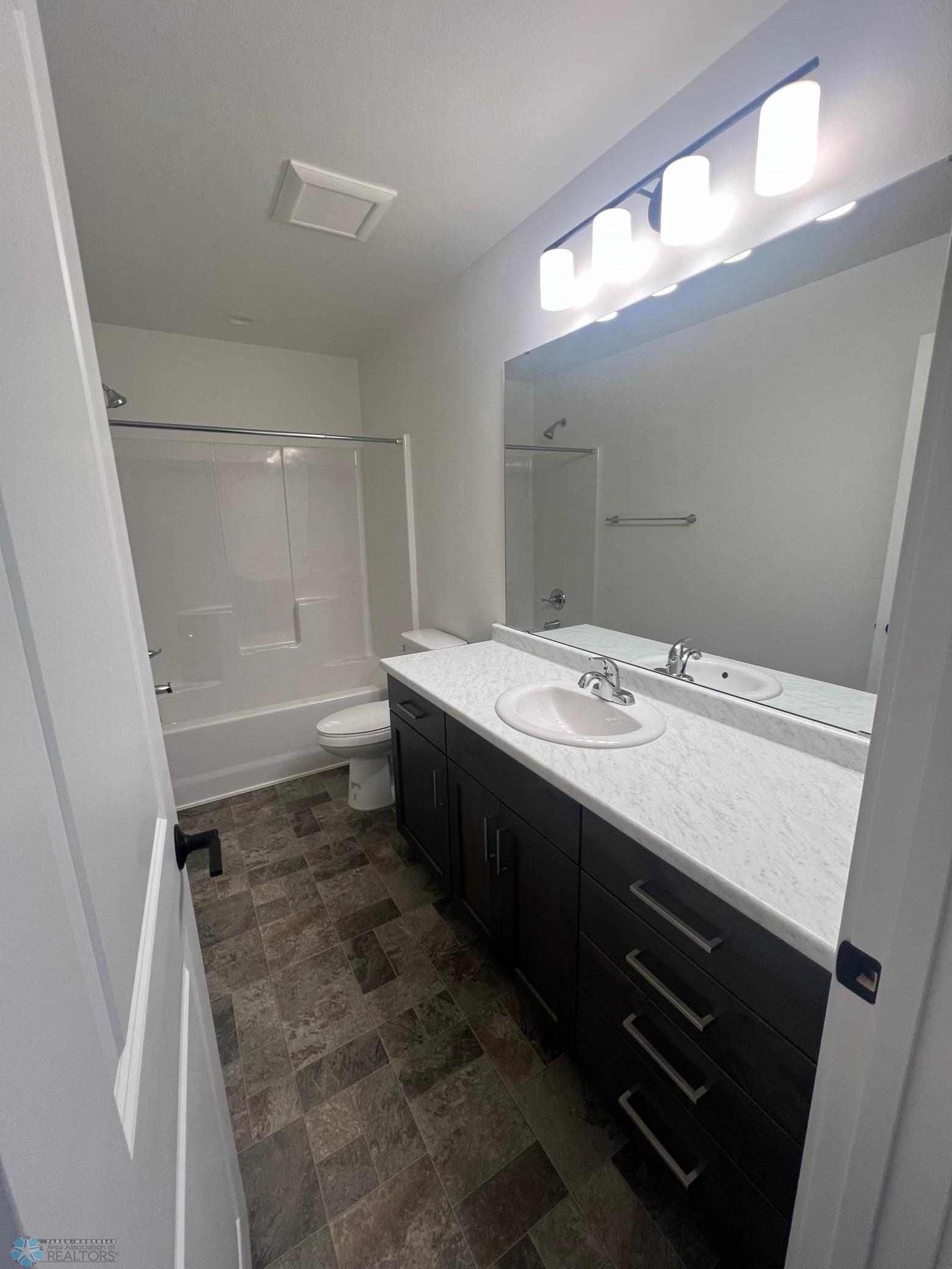 Moorhead, Minnesota 56560, United States, 4 Bedrooms Bedrooms, ,3 BathroomsBathrooms,Residential,Pending,40193