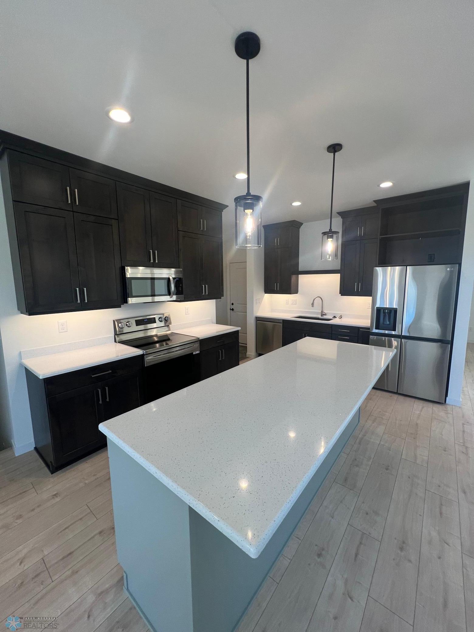 Moorhead, Minnesota 56560, United States, 4 Bedrooms Bedrooms, ,3 BathroomsBathrooms,Residential,Pending,40193