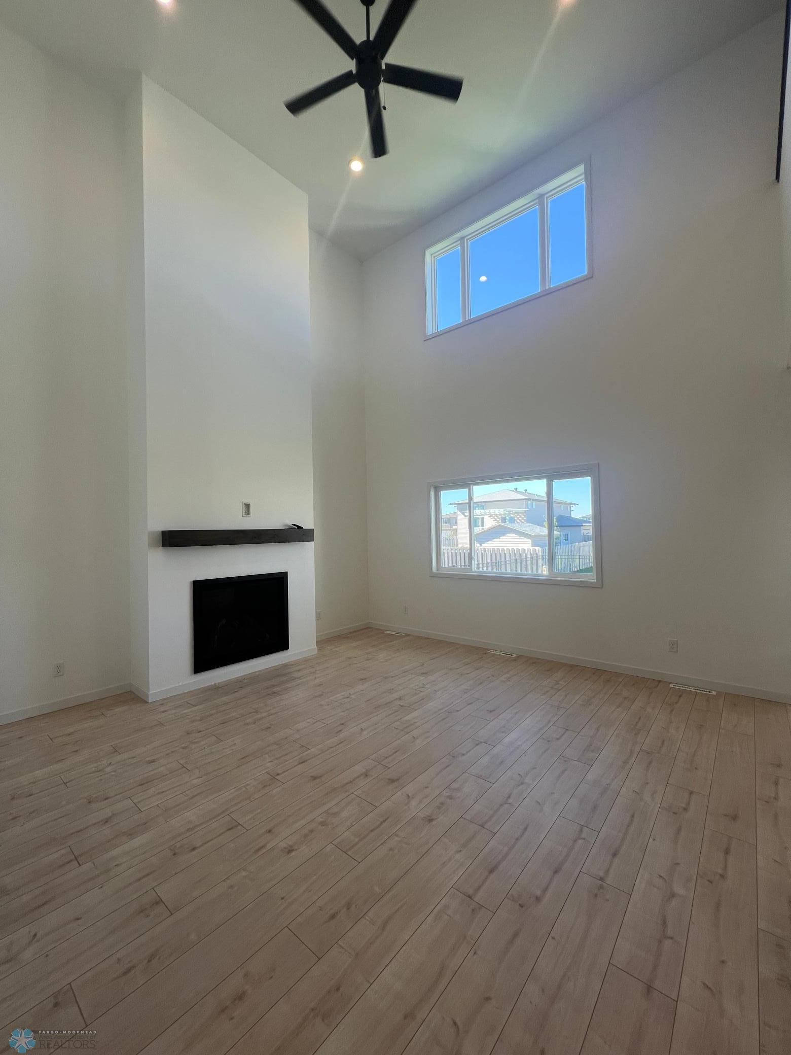 Moorhead, Minnesota 56560, United States, 4 Bedrooms Bedrooms, ,3 BathroomsBathrooms,Residential,Pending,40193