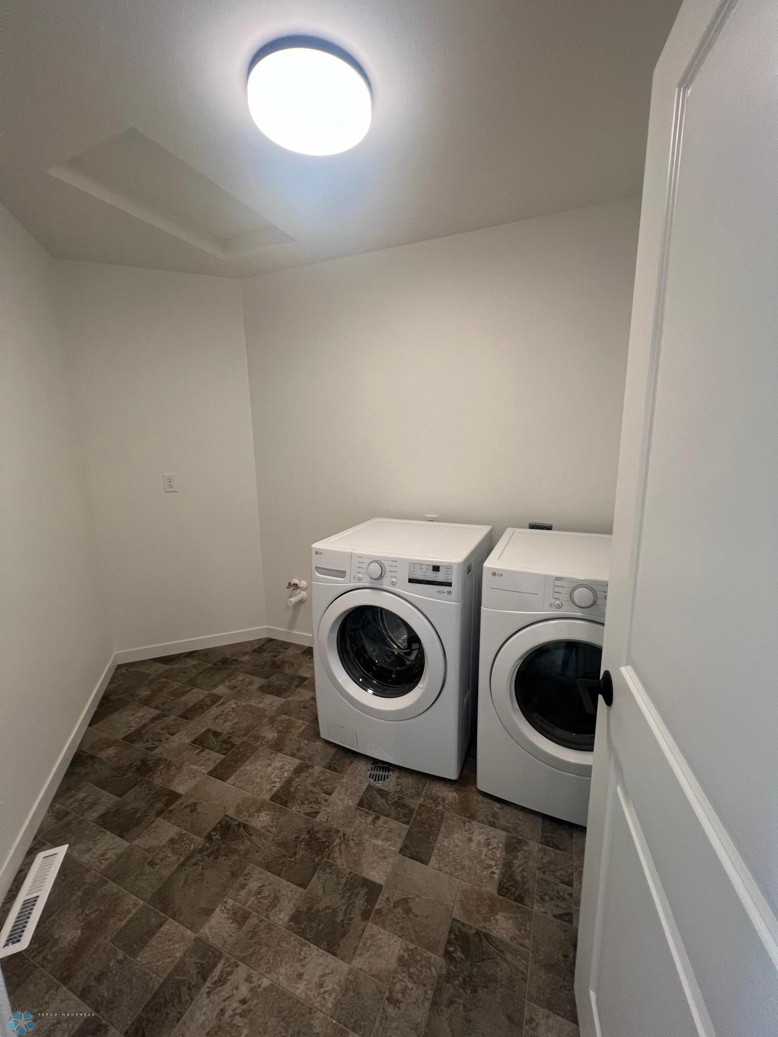 Moorhead, Minnesota 56560, United States, 4 Bedrooms Bedrooms, ,3 BathroomsBathrooms,Residential,Pending,40193