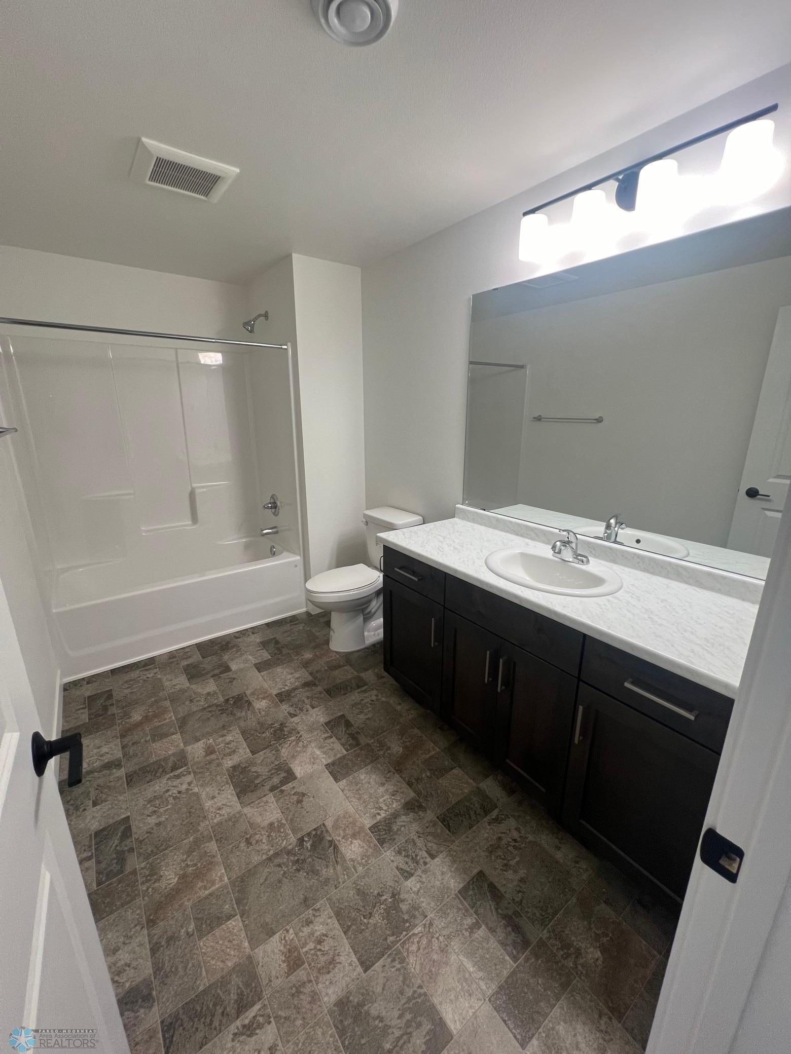 Moorhead, Minnesota 56560, United States, 4 Bedrooms Bedrooms, ,3 BathroomsBathrooms,Residential,Pending,40193