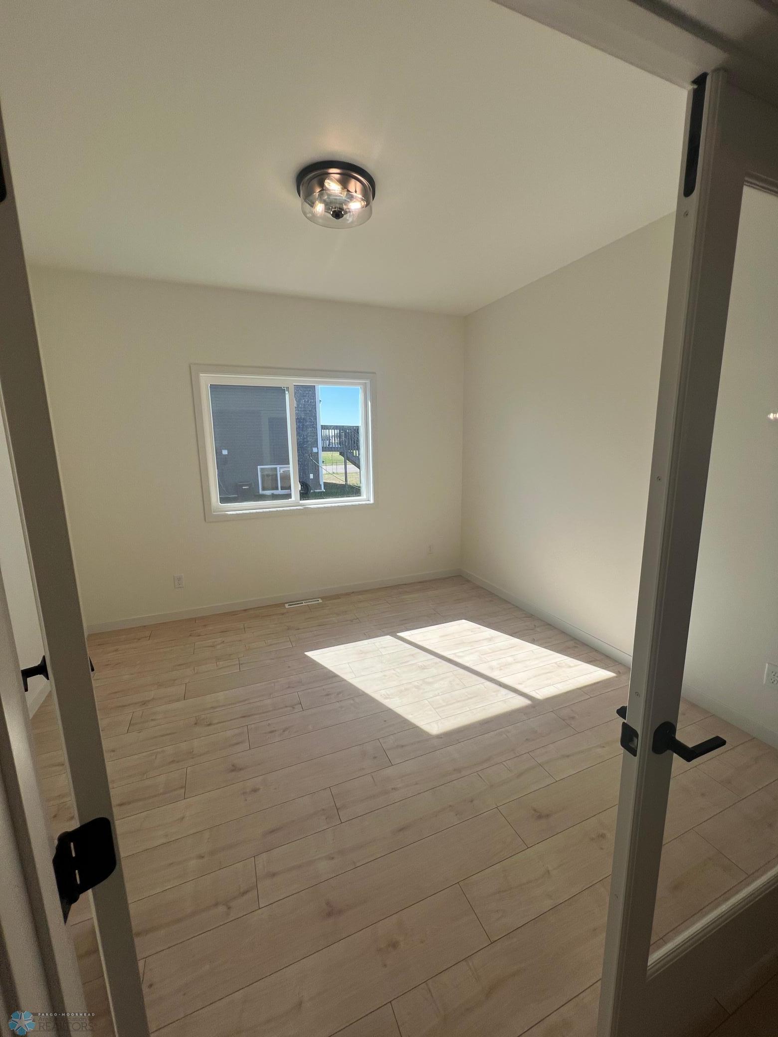 Moorhead, Minnesota 56560, United States, 4 Bedrooms Bedrooms, ,3 BathroomsBathrooms,Residential,Pending,40193