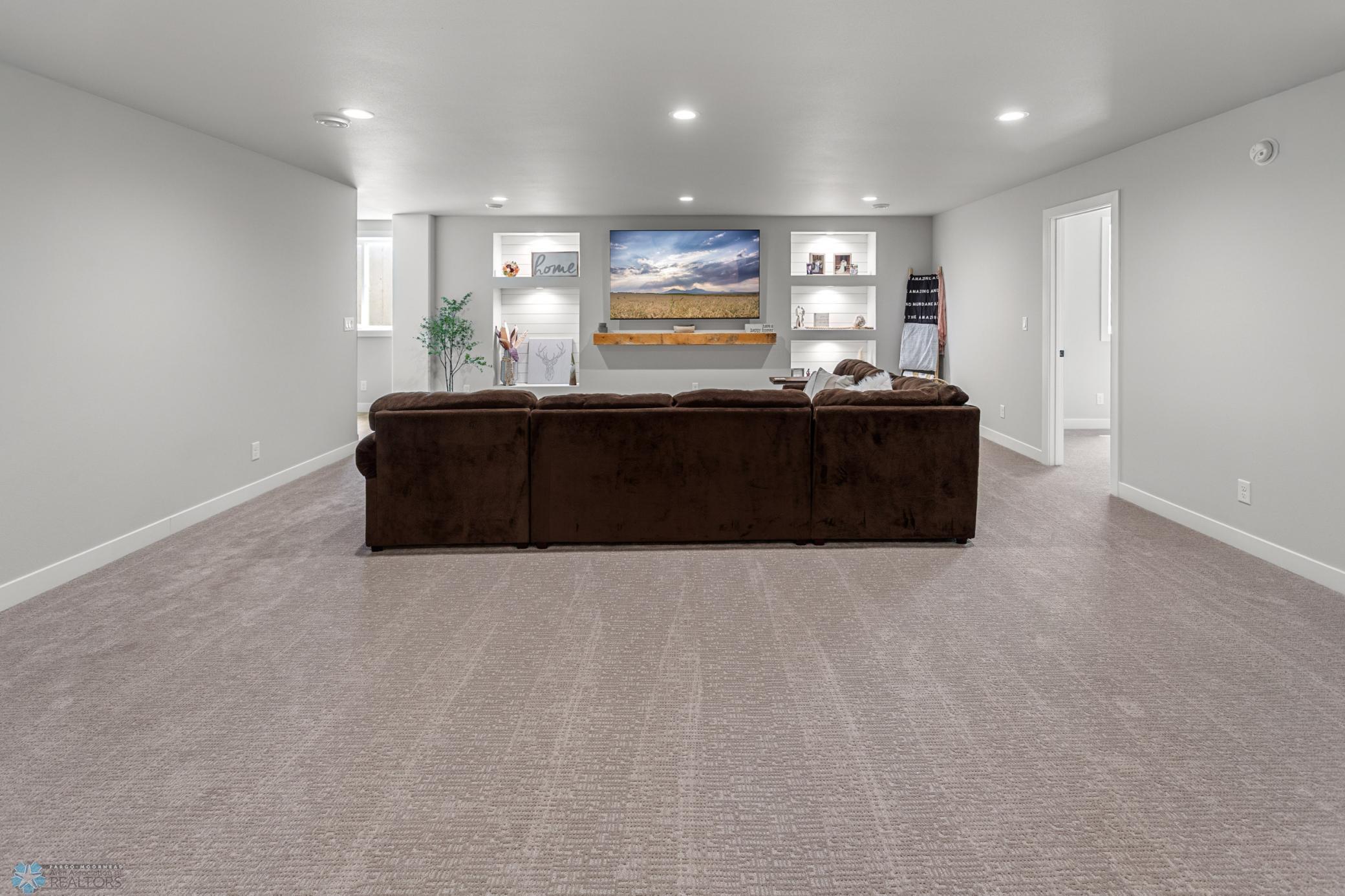 Reiles Acres, North Dakota 58102, United States, 5 Bedrooms Bedrooms, ,5 BathroomsBathrooms,Residential,Active,140233