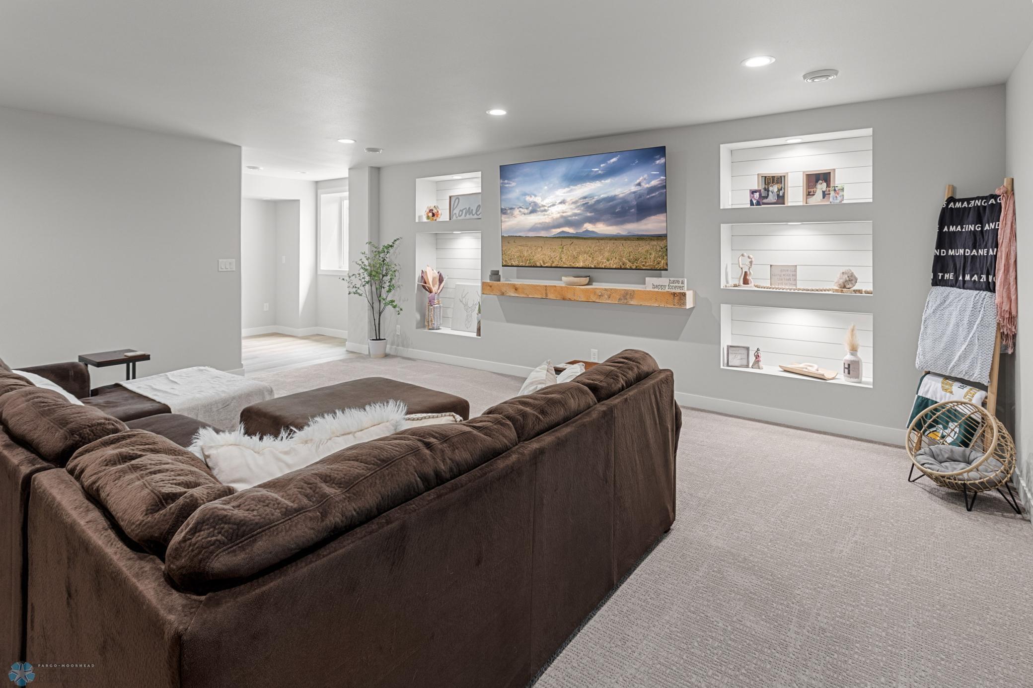 Reiles Acres, North Dakota 58102, United States, 5 Bedrooms Bedrooms, ,5 BathroomsBathrooms,Residential,Active,140233