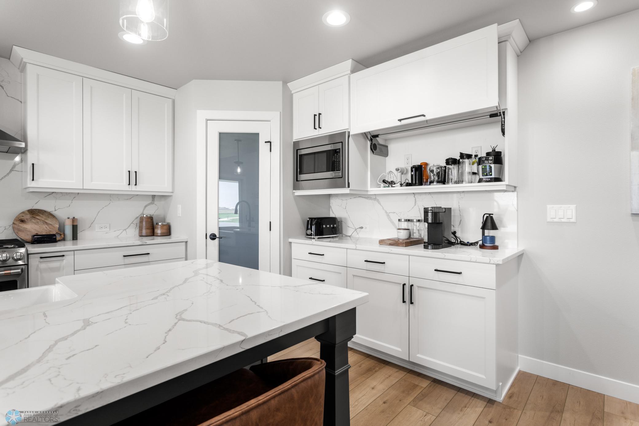 Reiles Acres, North Dakota 58102, United States, 5 Bedrooms Bedrooms, ,5 BathroomsBathrooms,Residential,Active,140233