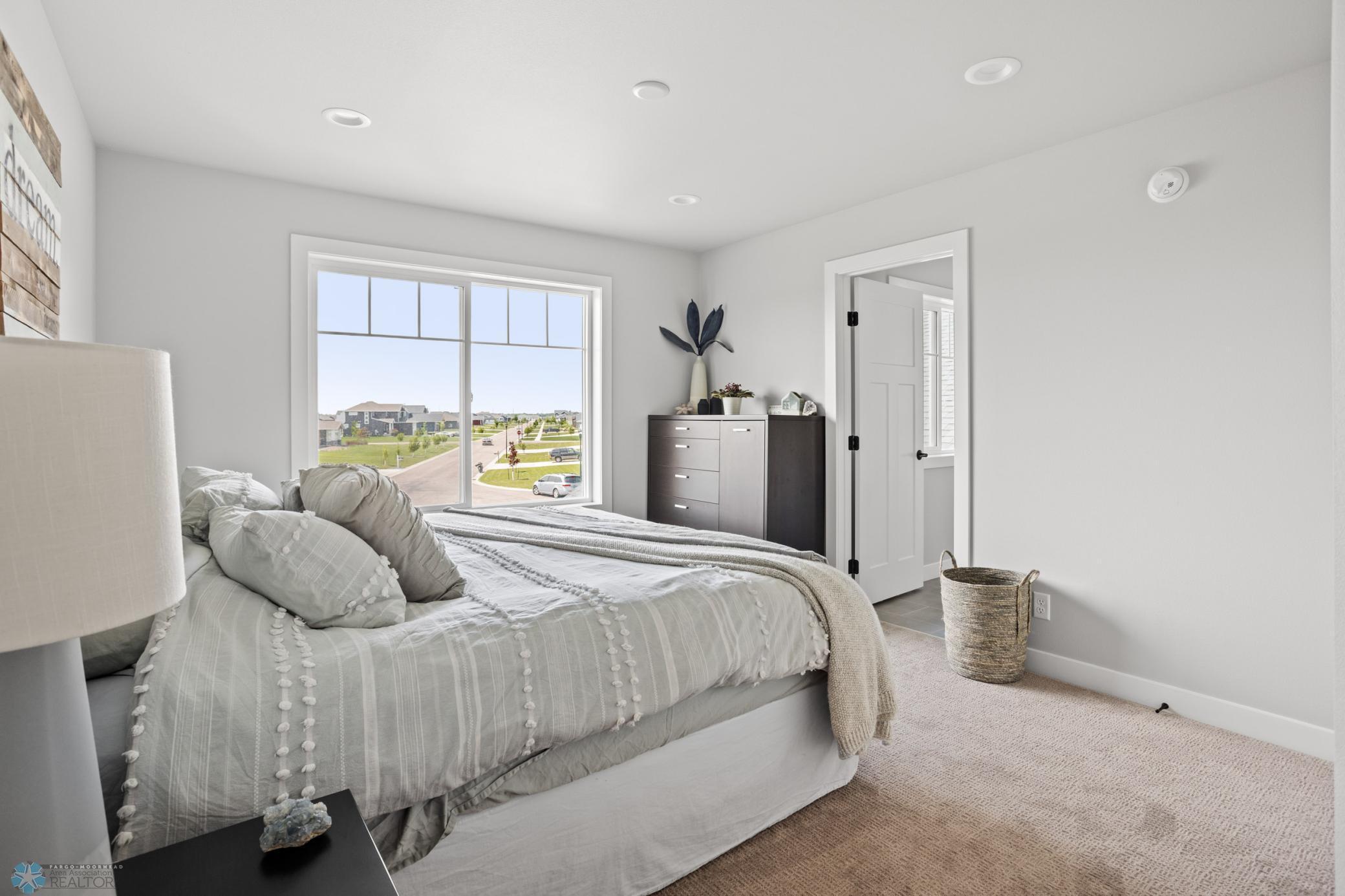 Reiles Acres, North Dakota 58102, United States, 5 Bedrooms Bedrooms, ,5 BathroomsBathrooms,Residential,Active,140233