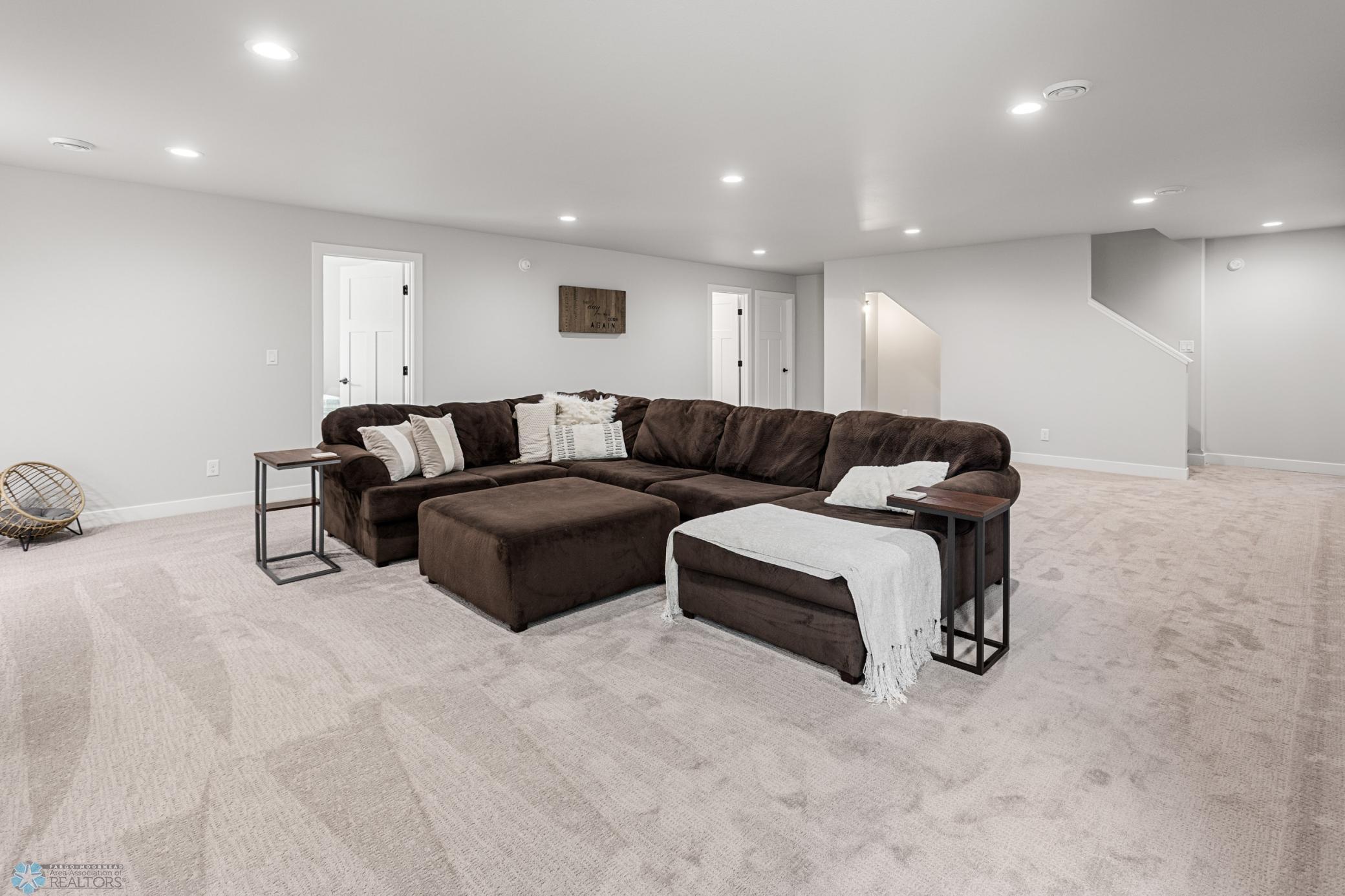 Reiles Acres, North Dakota 58102, United States, 5 Bedrooms Bedrooms, ,5 BathroomsBathrooms,Residential,Active,140233