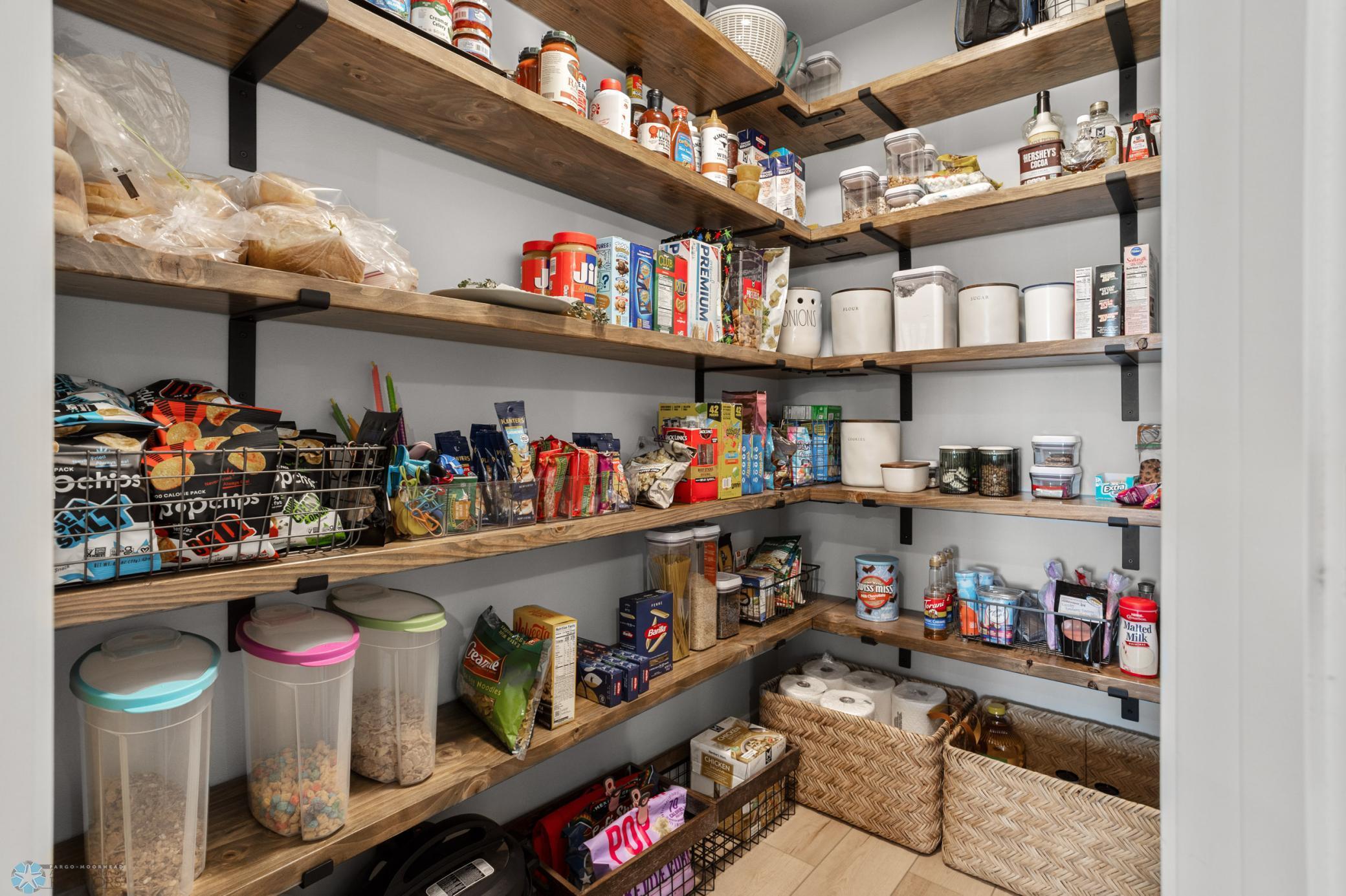 Reiles Acres, North Dakota 58102, United States, 5 Bedrooms Bedrooms, ,5 BathroomsBathrooms,Residential,Active,140233