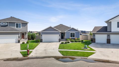 Homes For Sale - 909 Ashley Drive<br/> West Fargo, ND 58078