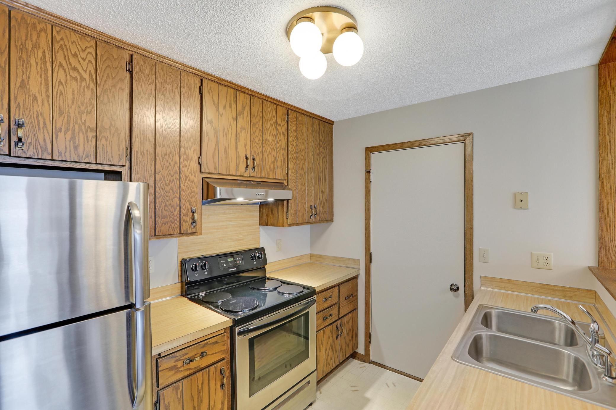 8624 S Maplebrook Circle, Minneapolis, Minnesota image 8