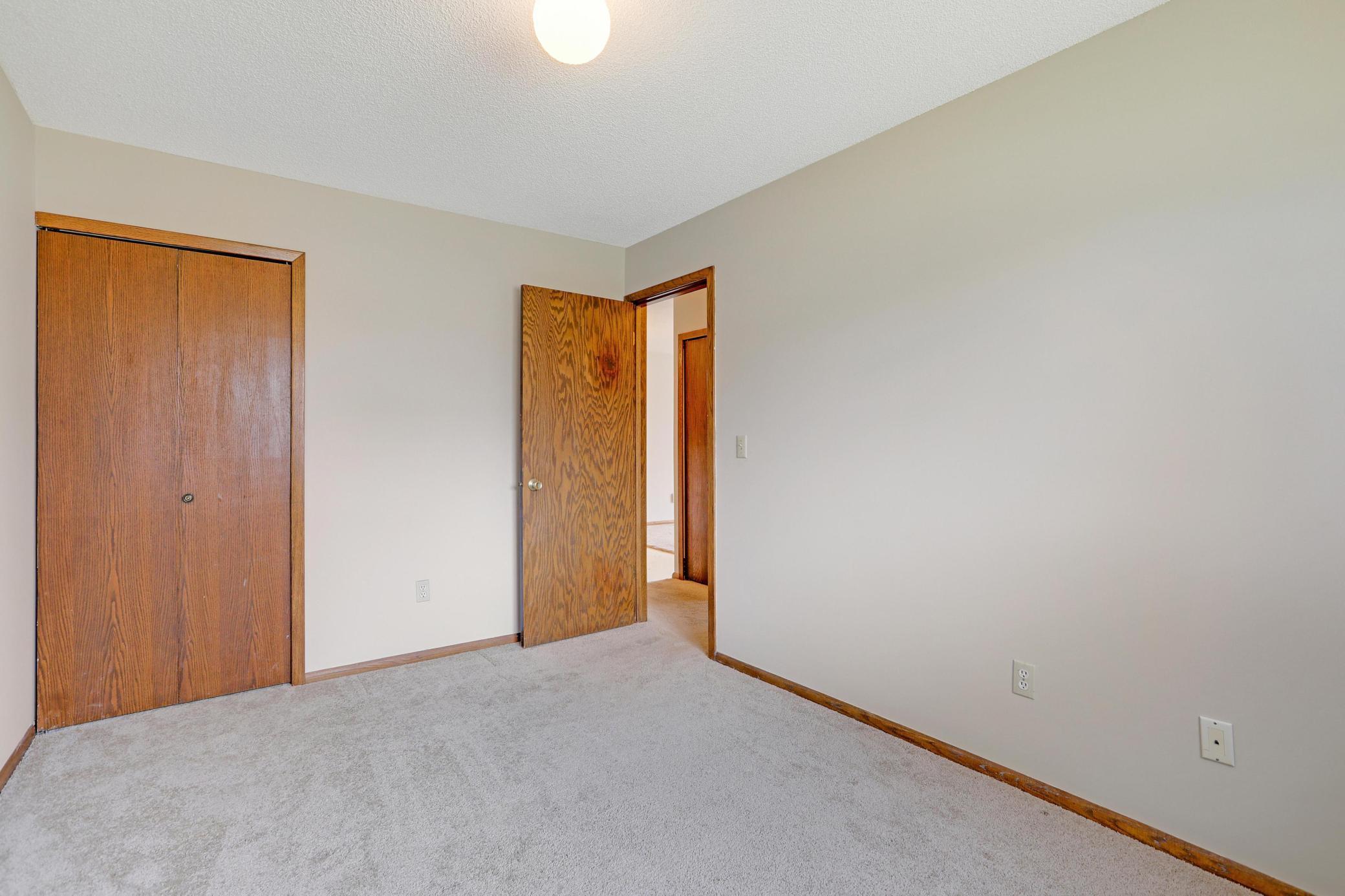 8624 S Maplebrook Circle, Minneapolis, Minnesota image 15