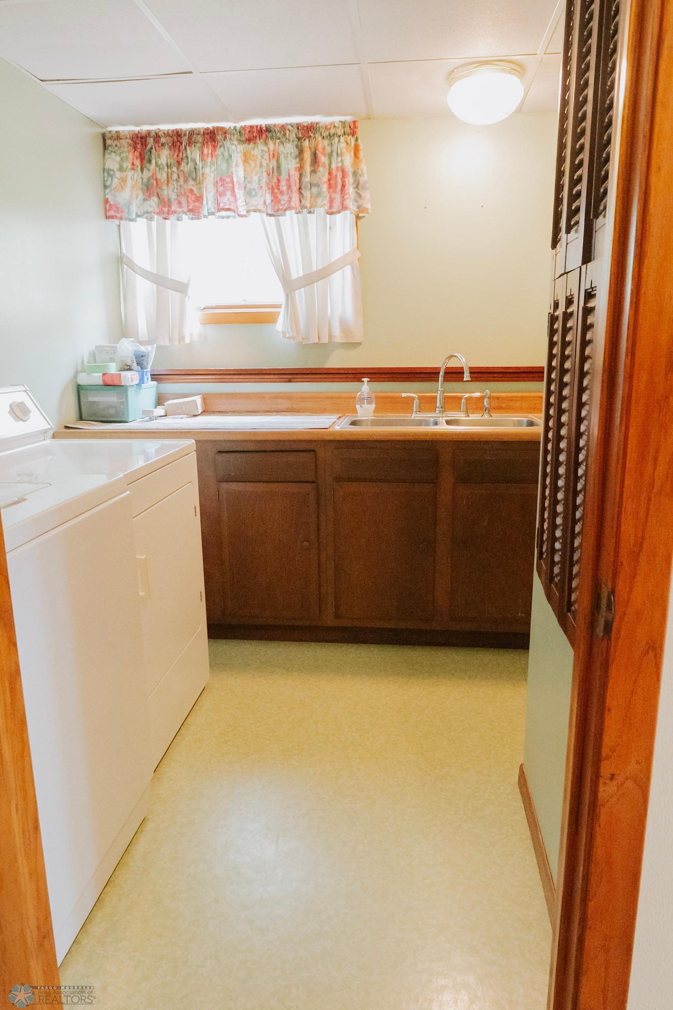 Valley City, North Dakota 58072, United States, 3 Bedrooms Bedrooms, ,2 BathroomsBathrooms,Residential,Pending,191078