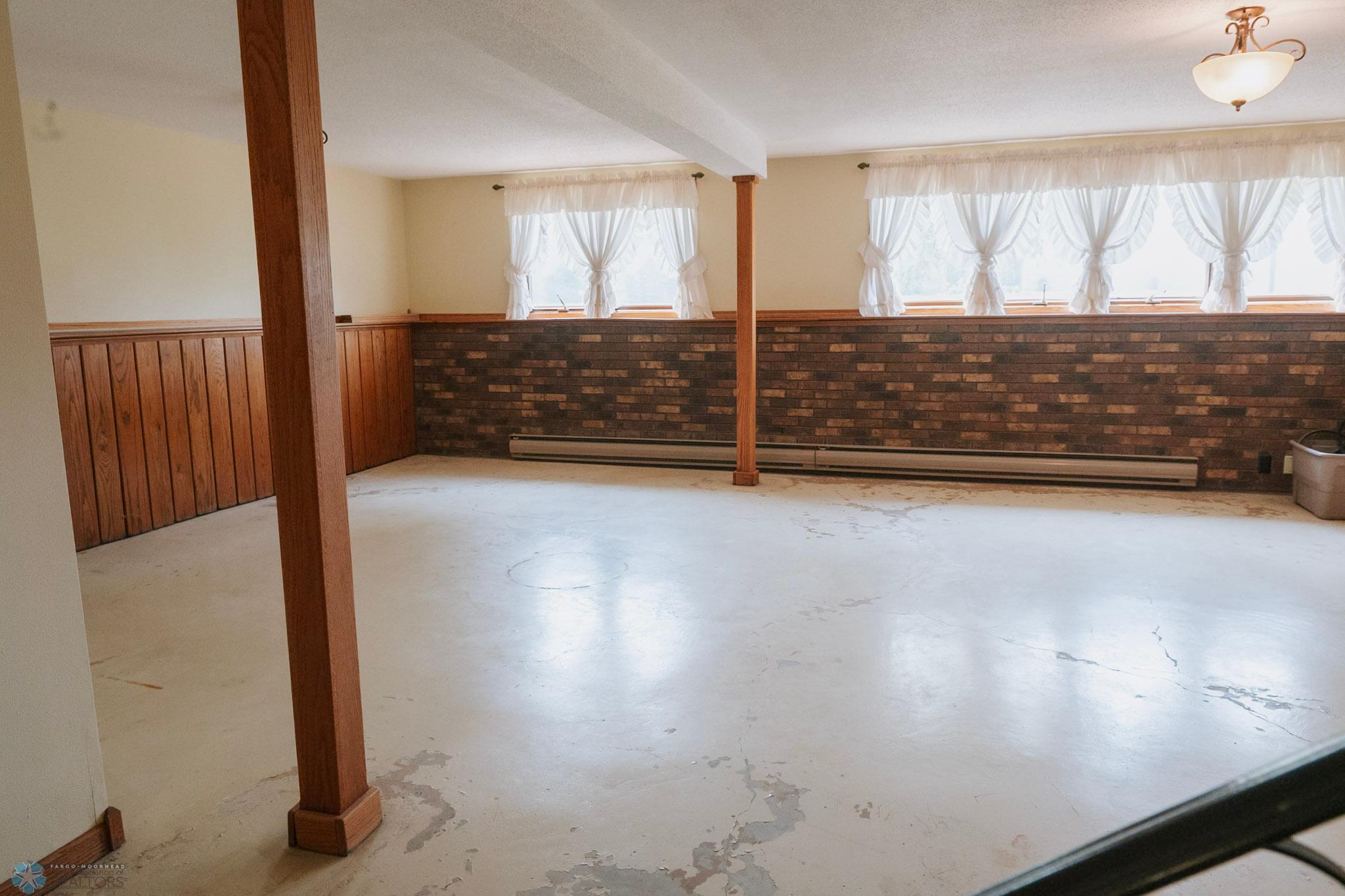 Valley City, North Dakota 58072, United States, 3 Bedrooms Bedrooms, ,2 BathroomsBathrooms,Residential,Pending,191078