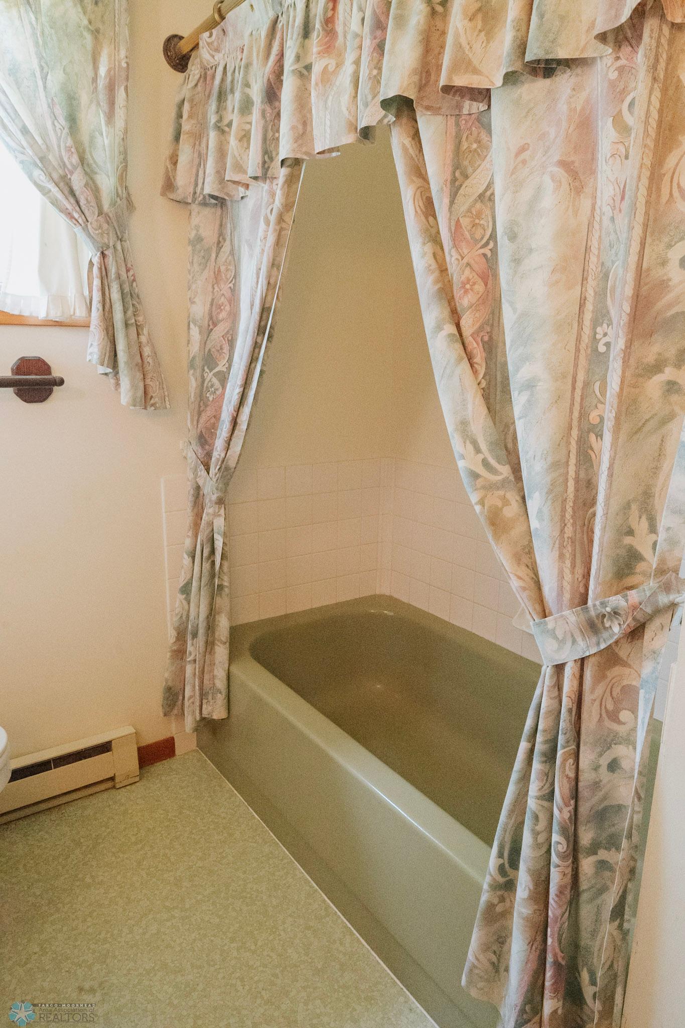 Valley City, North Dakota 58072, United States, 3 Bedrooms Bedrooms, ,2 BathroomsBathrooms,Residential,Pending,191078