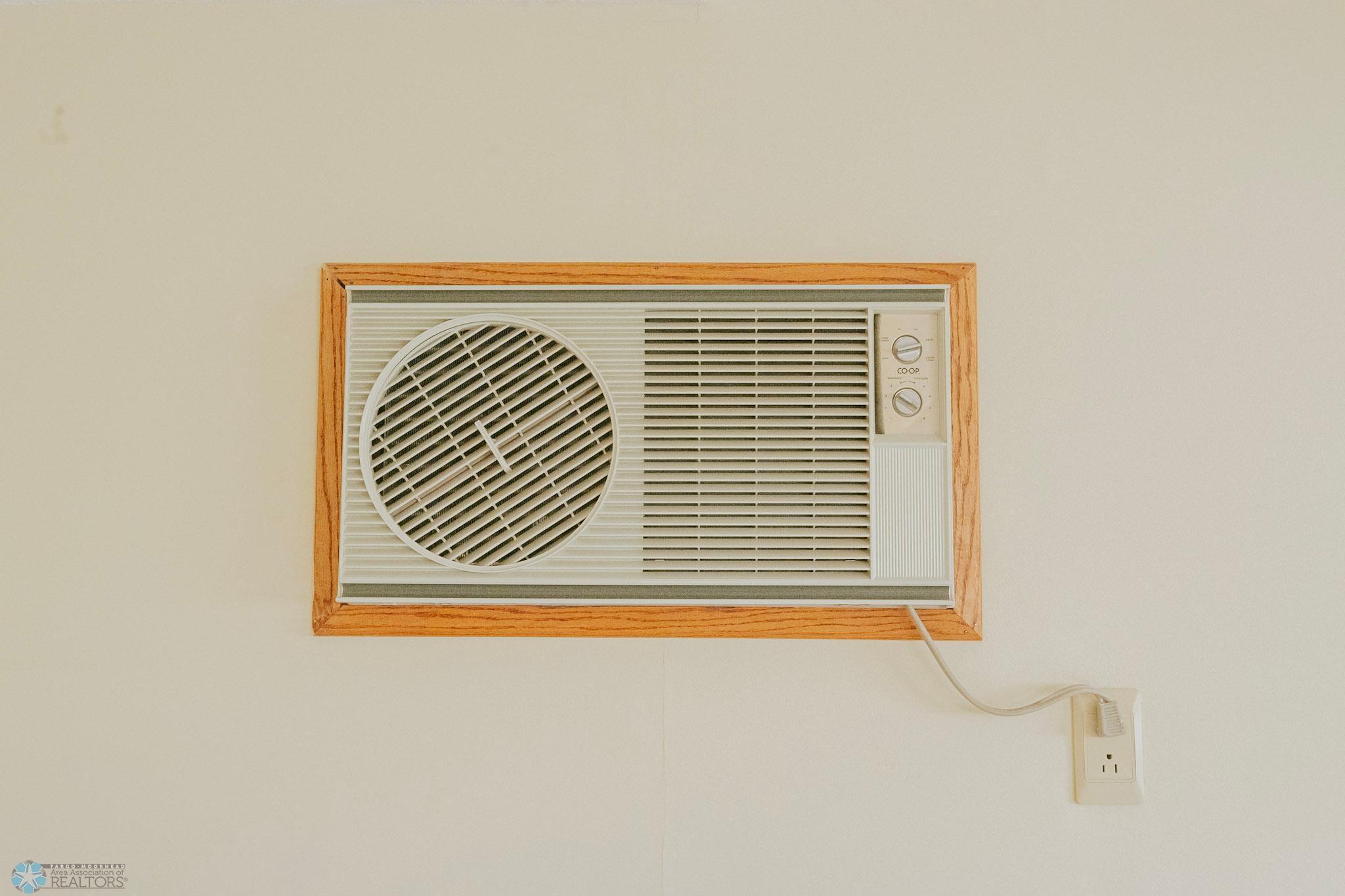 Valley City, North Dakota 58072, United States, 3 Bedrooms Bedrooms, ,2 BathroomsBathrooms,Residential,Pending,191078