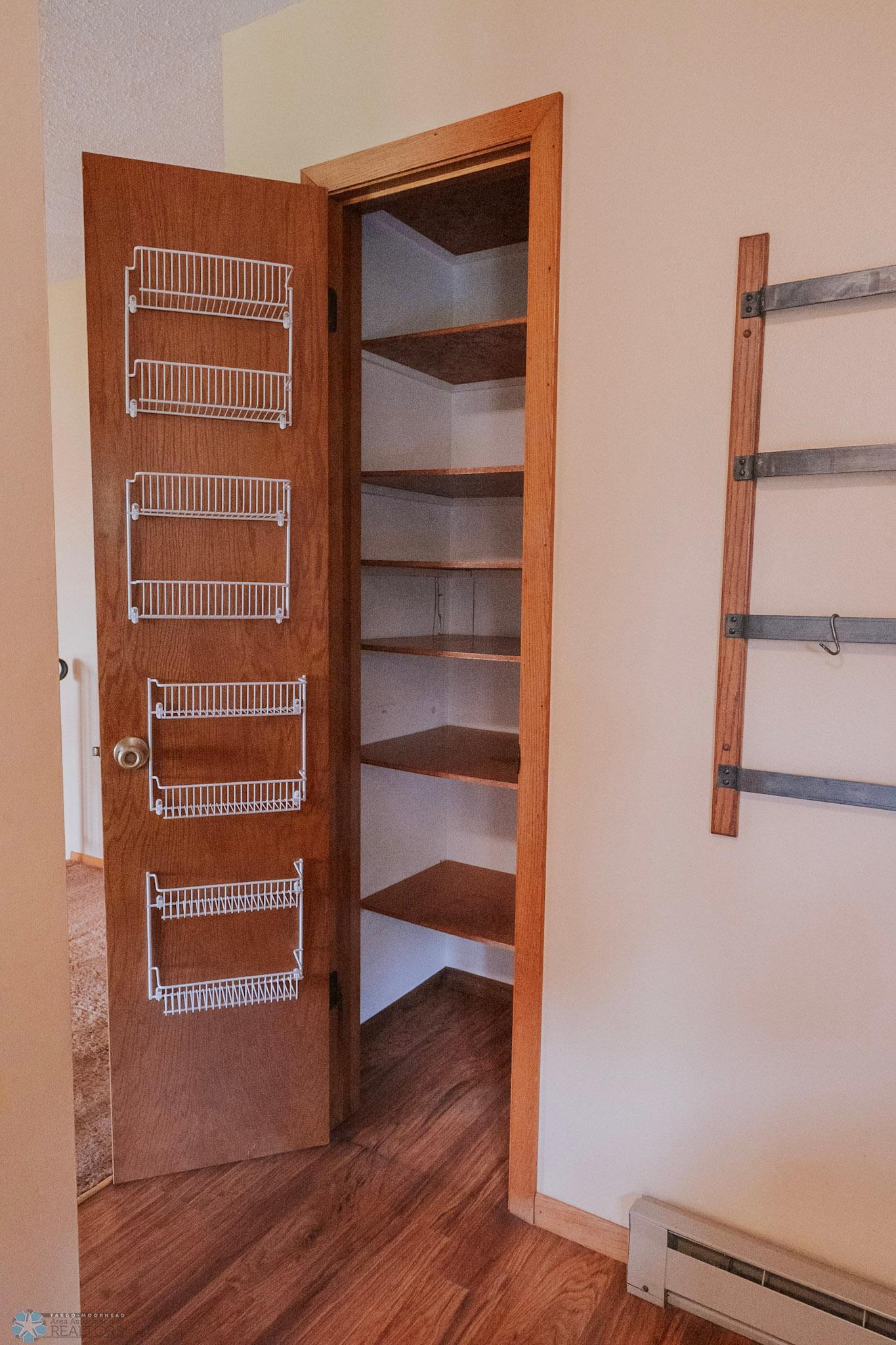 Valley City, North Dakota 58072, United States, 3 Bedrooms Bedrooms, ,2 BathroomsBathrooms,Residential,Pending,191078