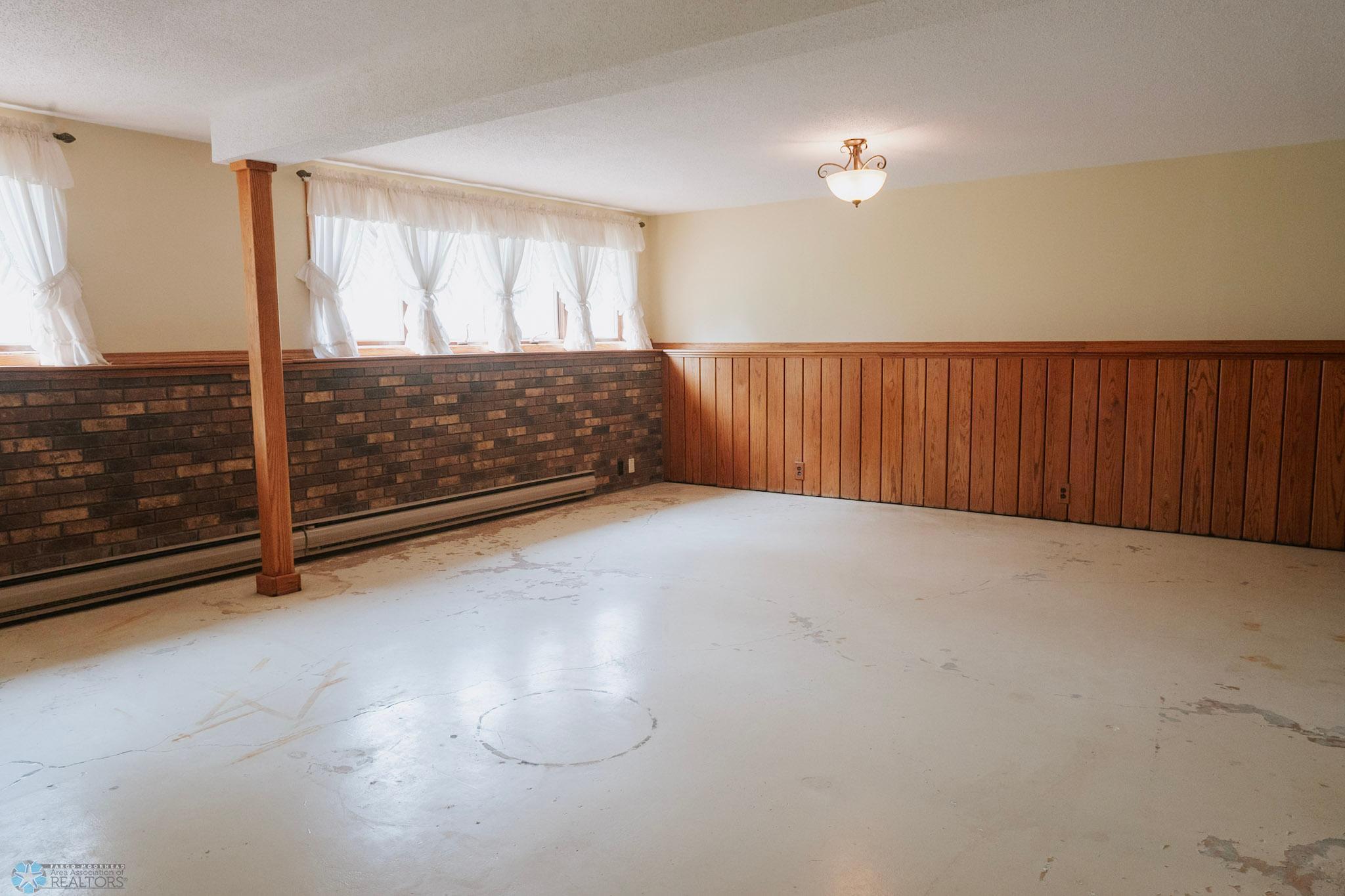 Valley City, North Dakota 58072, United States, 3 Bedrooms Bedrooms, ,2 BathroomsBathrooms,Residential,Pending,191078