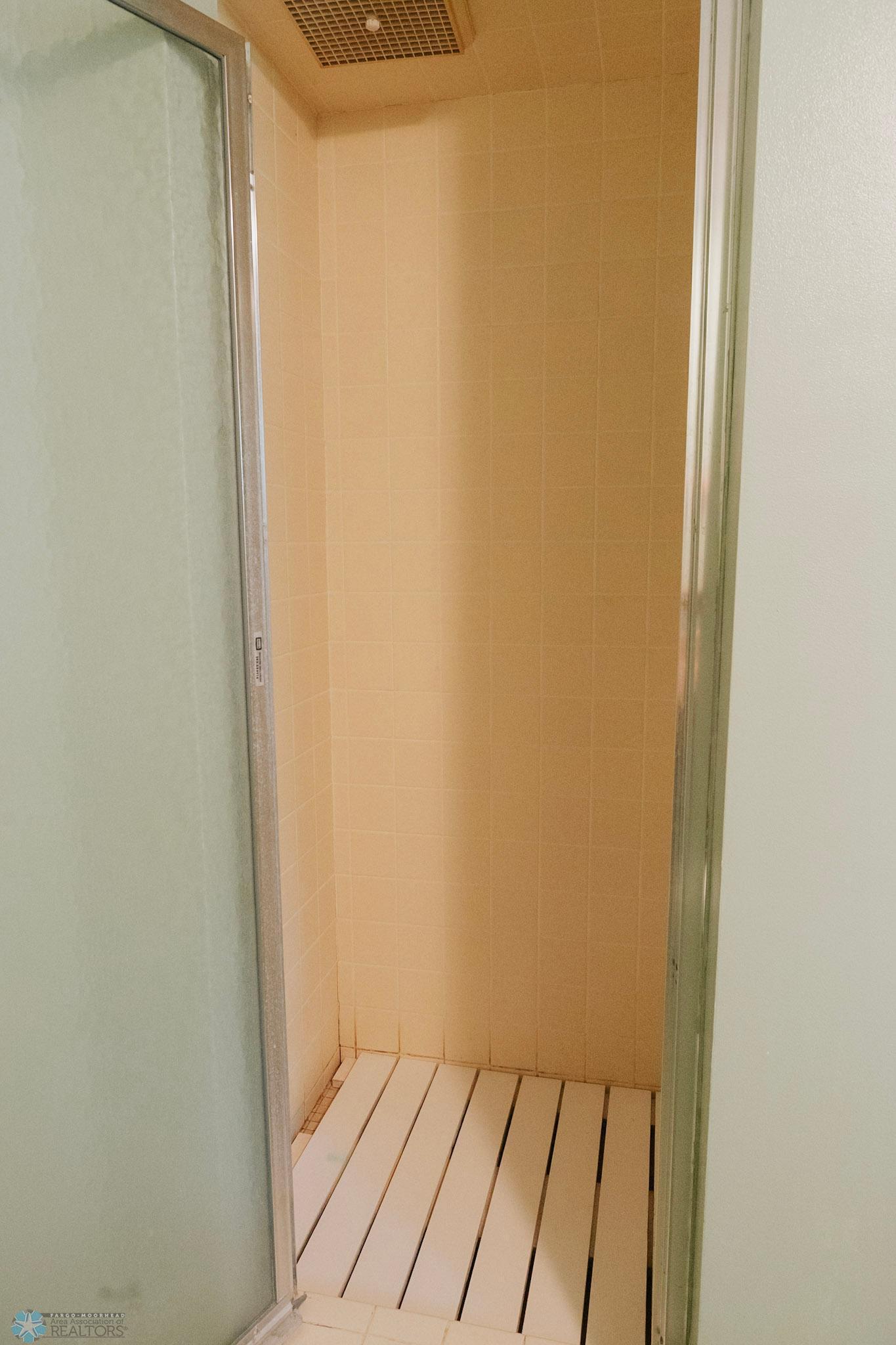 Valley City, North Dakota 58072, United States, 3 Bedrooms Bedrooms, ,2 BathroomsBathrooms,Residential,Pending,191078